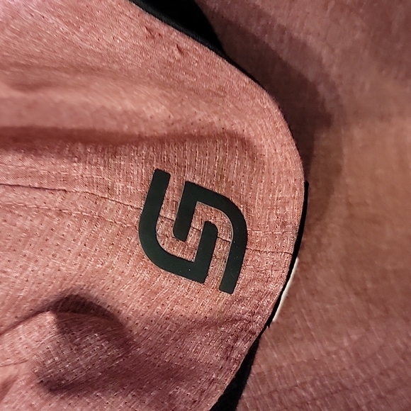 Mens Under Armour GOLF hat mauve color - Picture 3 of 3